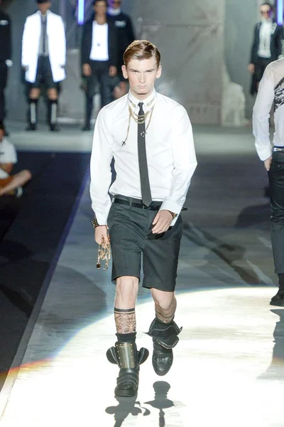 Look 19